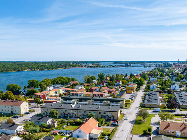 Totalrenoverad och stilfull lägenhet om 3rok i populär förening med balkong under tak och glimt över havet