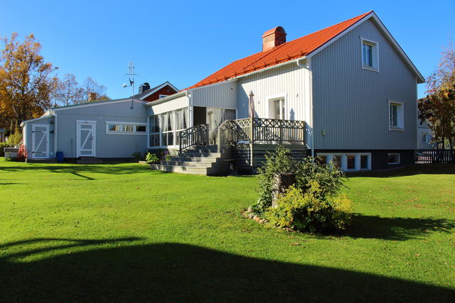 Baksida med veranda/altan samt inglasning.