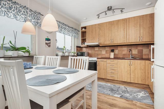 Kök med gott om plats för matgrupp