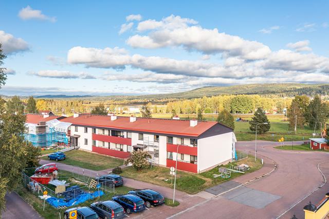 Nu finns äntligen chansen till en stor 3:a i markplan med balkong.