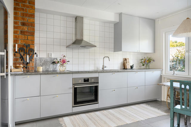 Renoverat kök i stilren grå kulör