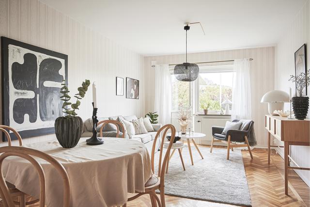 Stort och rymligt vardagsrum som är lätt att möblera.