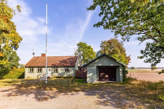 Hus med garage 15-20 min utanför Kalmar C, 5 minuters bilfärd till ICA Nära i Vassmolösa