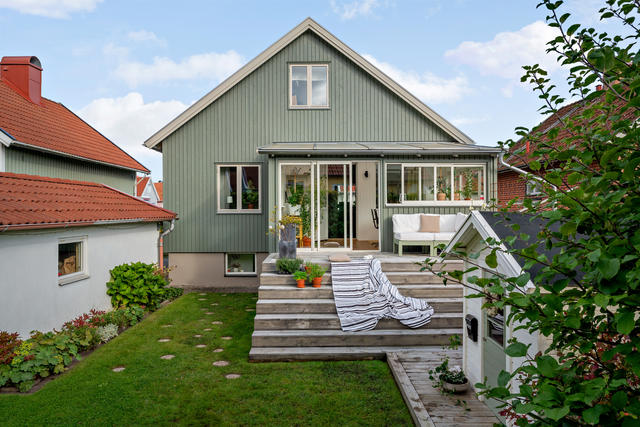 Välkommen till en välvårdad 50-tals villa med trädgård mot väster.