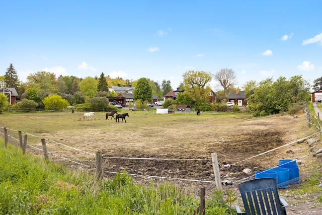 Bild utifrån vägen mot den ena sidan av fastigheten