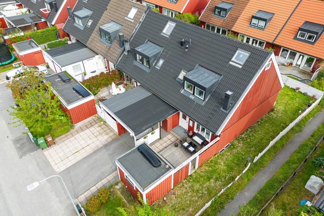 Varmt välkommen till ett barnvänligt gavelradhus på Korsfararvägen 70 i Lidingö