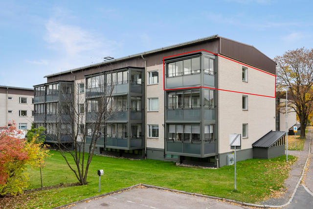 Lägenheten sträcker sig kring hela gaveln på huset!