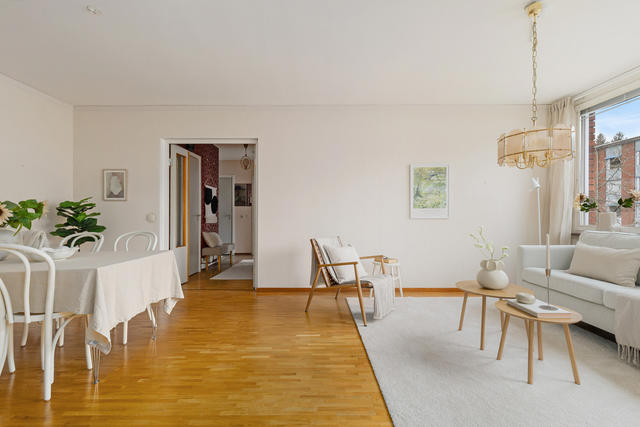 Vardagsrum med plats för både soffgrupp och matplats.