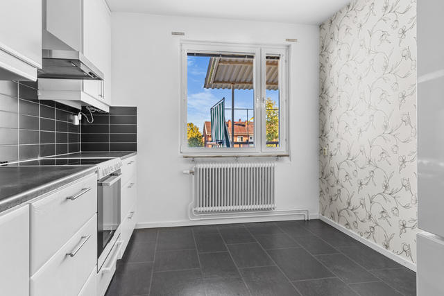 Ljust kök med plats för matbord