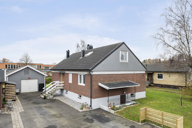 Garage samt plats för flertalet bilar på uppfarten