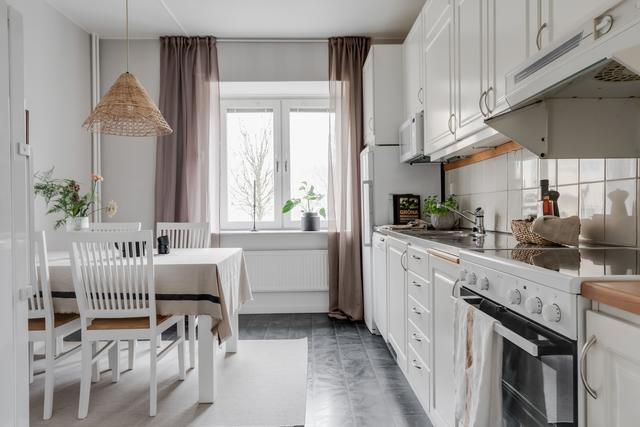 Kök med plats för matbord
