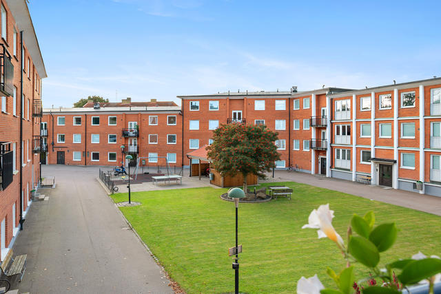 Trevlig innergård med lekplats
