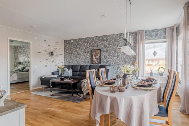 Öppen planlösning mellan matplats och vardagsrum