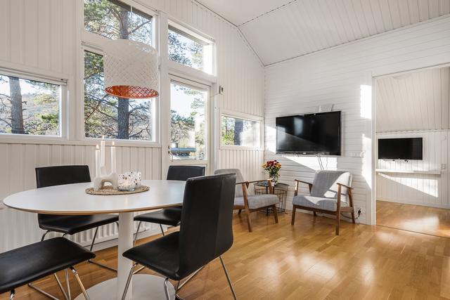 Ljust och luftigt kök/allrum med altandörr.