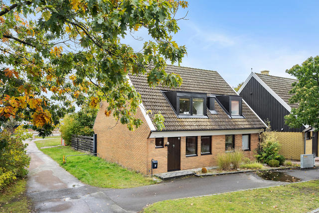 Välkommen till Lusernvägen 17 – familjens drömhus i ett barnvänligt kvarter!