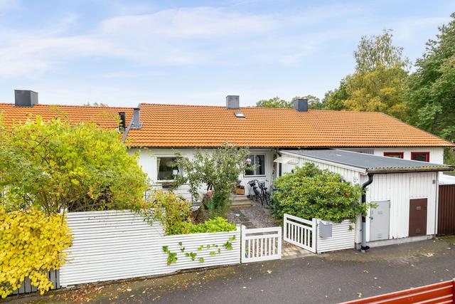Det attraktiva och populära läget gör detta radhus till ett eftertraktat boende