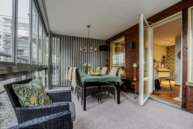 Uteplatsen med gott om plats för möblemang