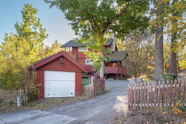 Välkomnade uppfart med garage.