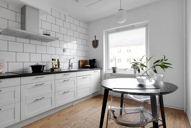 Stilfullt kök med plats för matbord