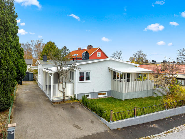 Trevlig 1-plansvilla med fina källarutrymmen belägen i populära Breviksområdet på lugn återvändsgata!