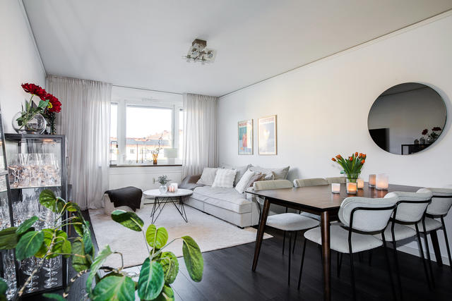 Central lägenhet om 2 rok i modern stil med balkong mot föreningen innergård!
