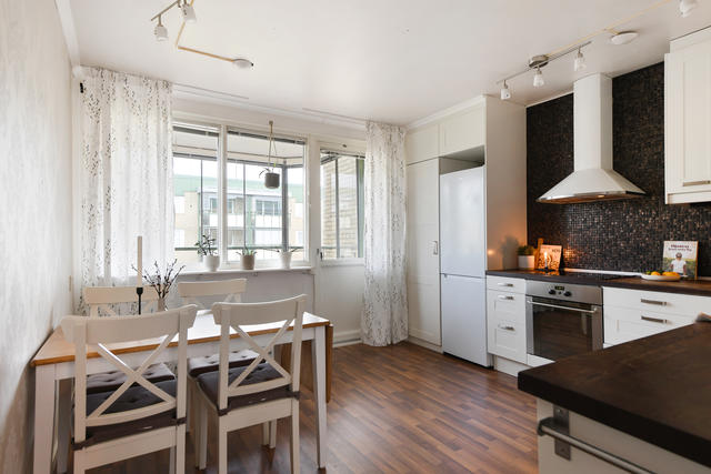 Kök med utgång till den inglasade balkongen