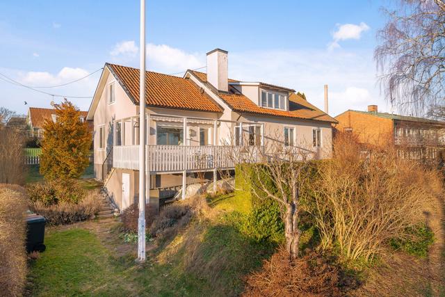 Varmt välkommen till Lagmansvägen 6 i Lidingö