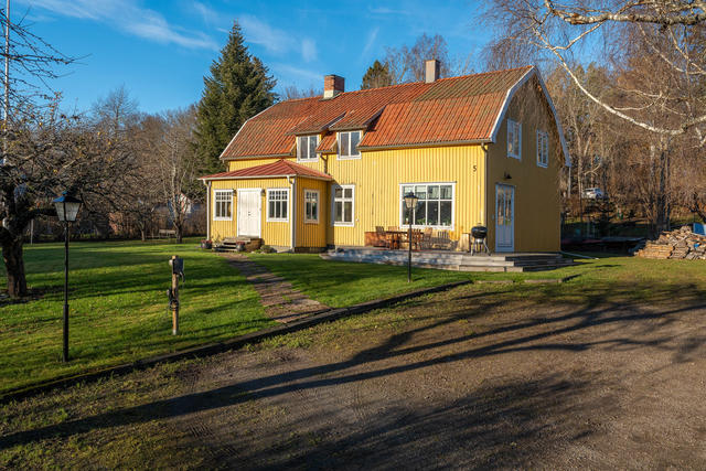 Varmt välkomna till Kastanjevägen 5 och denna charmiga fastighet med gott om plats inne som ute!