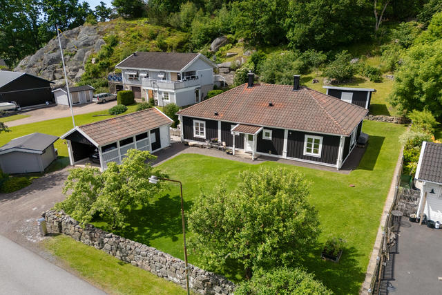 Välkommen till Rödbergsvägen 4 i Malevik!
Oerhört charmig enplansvilla med stor tomt