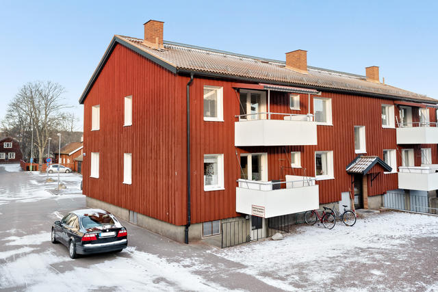 Fasad, lägenheten är placerad på första våningen med balkong i sydlig riktning. Fönster och utsikt åt tre vädersträck.