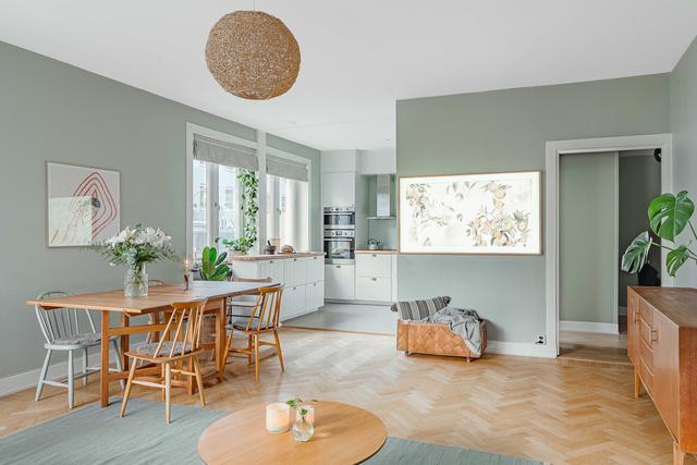 Luftigt vardagsrum med parkettgolv och modern färgsättning
