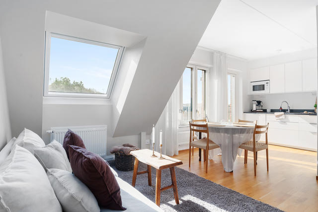 Välkommen till en fin lägenhet högst upp i huset!