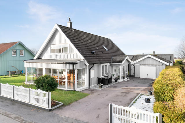 Välkommen till Bärnstensgatan 5 i Bjuv! Villa med inglasat uterum, garage och stor privat uppfart.