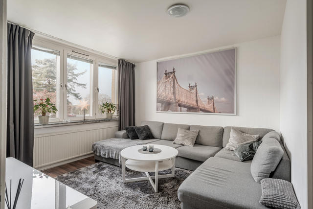 Rum med fint ljusinsläpp och plats för bekväm soffa