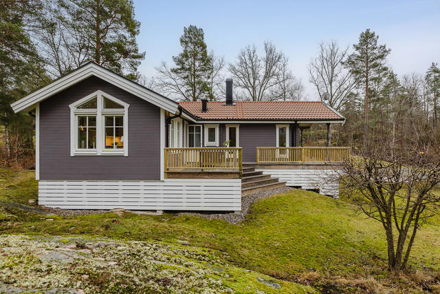 Totalrenoverat fritidshus i vackra Äskestock på hörntomt med naturen inpå knuten och kvällssol!