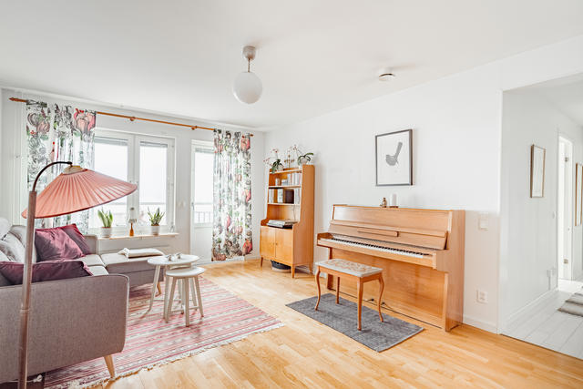 Varmt välkomna till Eva Lagerwalls väg 6 och denna ljusa och väl tilltagna bostad om 2,5rok!
Stort vardagsrum med gott om utrymme för socialt umgänge. Utgång till bostadens balkong.