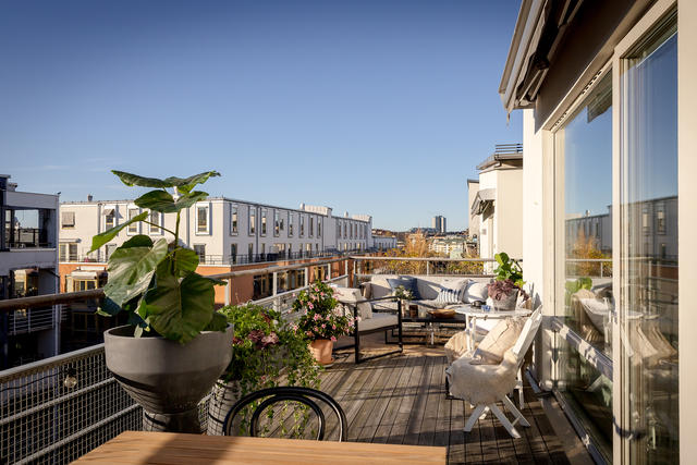 Fantastisk takterrass om ca 30 kvm terrass i sydvästläge.
Här kan man njuta av sol från morgon till solnedgång!