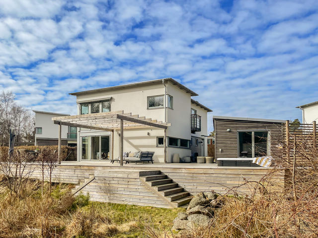Välkommen till denna fräscha villa med naturskönt läge