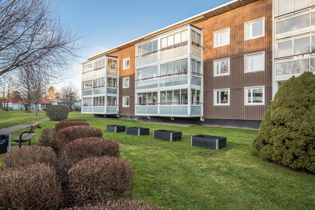Välkommen till denna ljusa och välplanerade bostadsrätt på Ekbacksgatan 31B i det populära området Peru