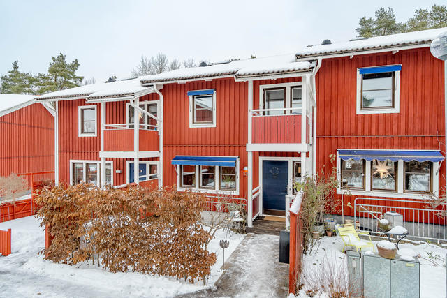 Varmt välkomna till Flogstavägen 134 och detta trevliga radhus!