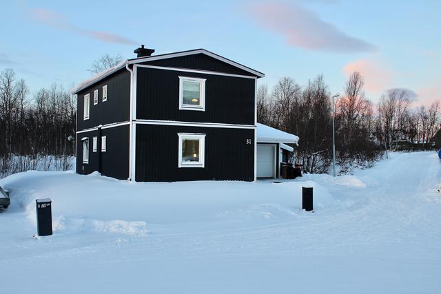 Virvelvägen 31, ett rymligt 2-planshus med både hörn- och ytterkantsläge