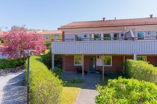 Härligt hörnläge med mindre lättskött tomt
