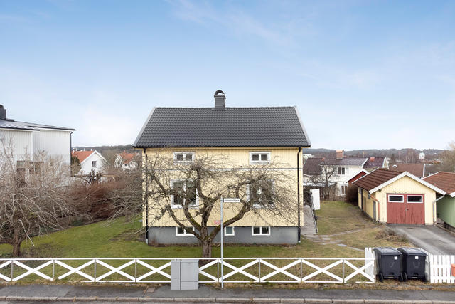 Bostadens framsida med tillhörande garagebyggnad