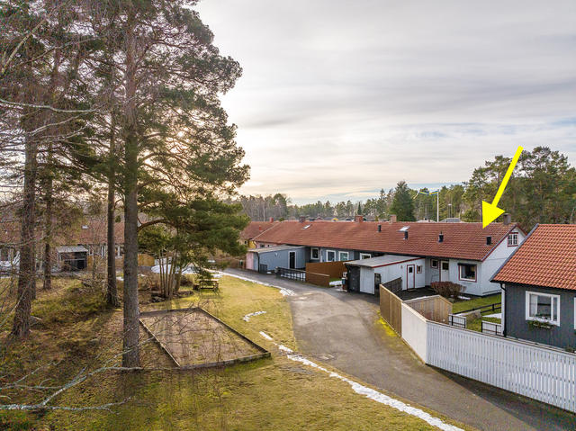 Lättskött och behändigt gavelradhus om 3 rok med renoverat kök och trädgårdsbaksida i västerläge