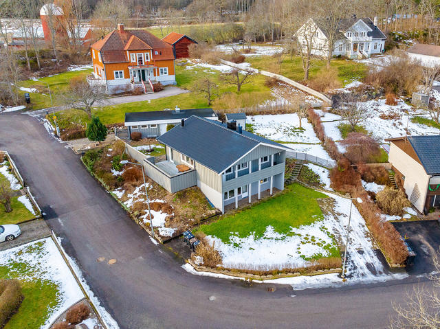 Modern enplansvilla i souterräng om 118 m² med generöst fristående garage!