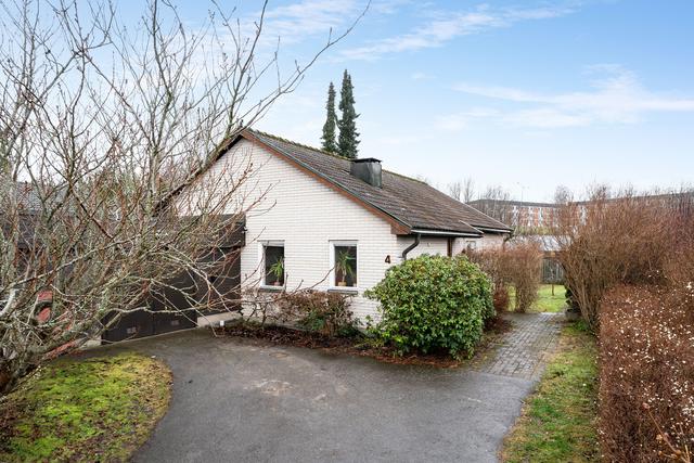 Stor villa i Grönhög med renoveringsbehov!