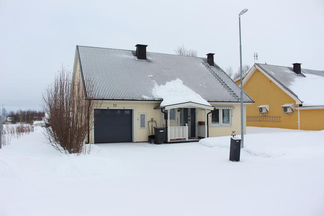 Lavinvägen 23, ett friliggande hus i 1 1/2 plan med hörntomt
