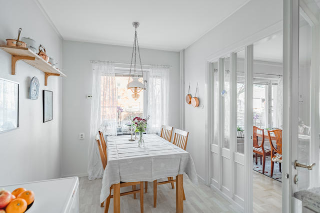 Varmt välkommen till Idrottsgatan 16 och denna trevliga bostad om 4rok! - Ljust och välplanerat kök med matplats intill fönsterparti.