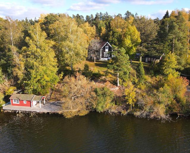 Sjötomt med gästhus och sjöstuga