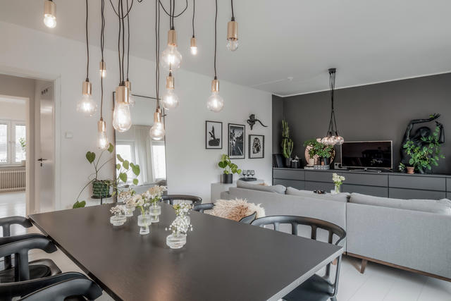 I vardagsrummet finns plats för stor soffgrupp och matbord till fler